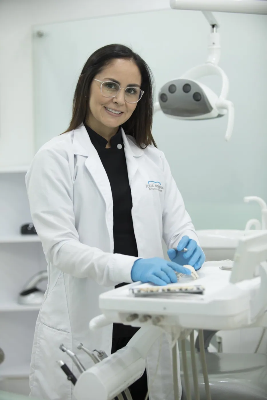 Dr. Julia Molina, director of Smiles by Julia Molina, cosmetic dentist in Colombia